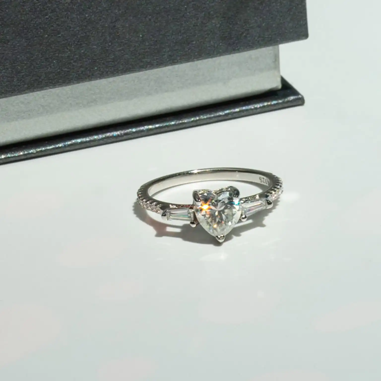 Heart Inel din Argint Diamant Moissanite