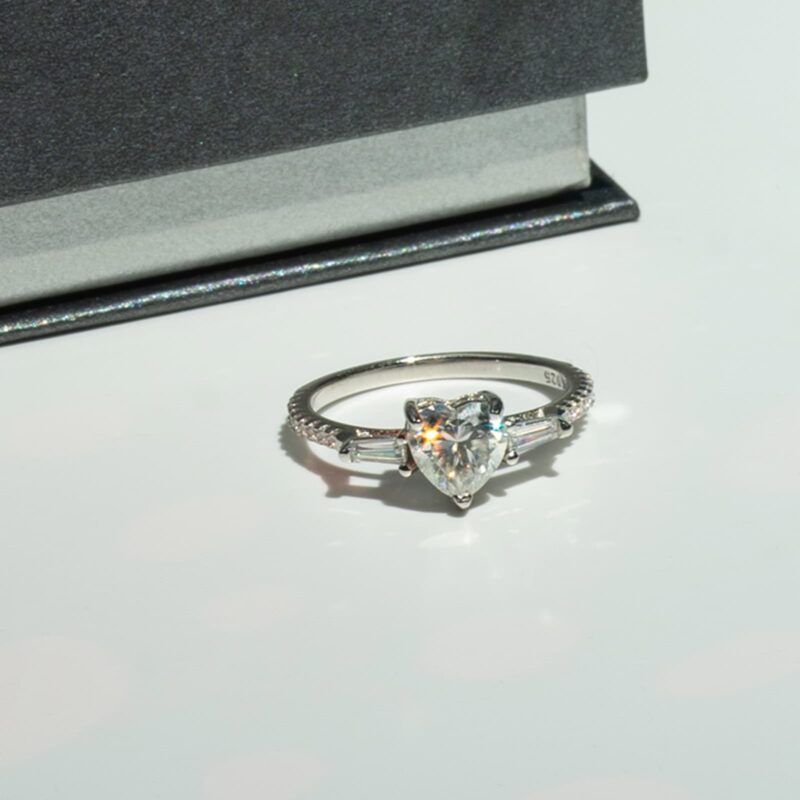 Heart Inel din Argint Diamant Moissanite